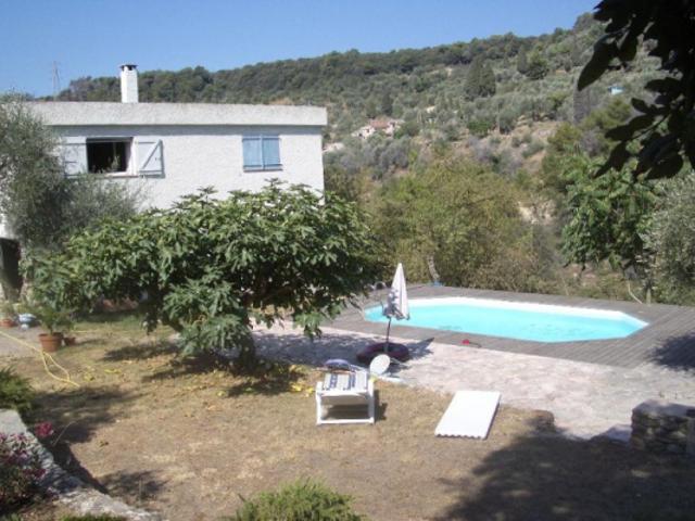 Maison moderne de 220 m2 au calme, piscine