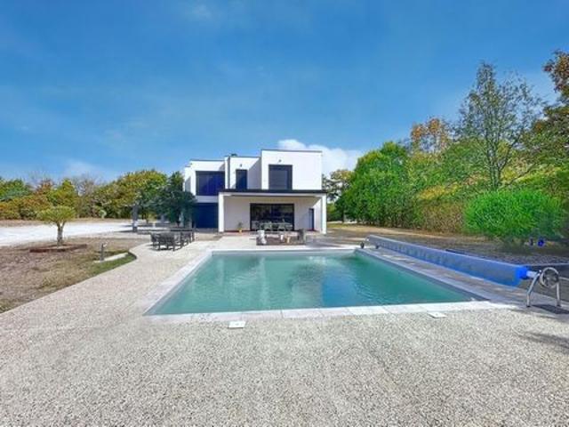 Maison moderne de 220 m2 avec piscine