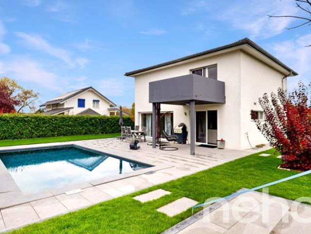 Maison moderne et lumineuse avec piscine, cadre paisible garanti