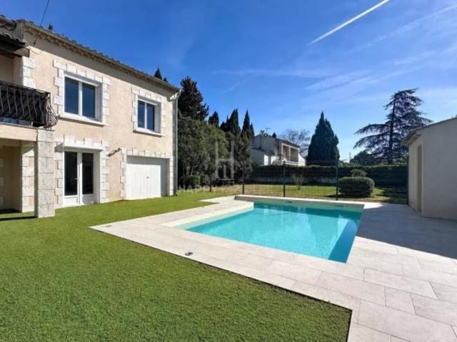 Maison moderne rénovée + terrain constructible à Mouriès