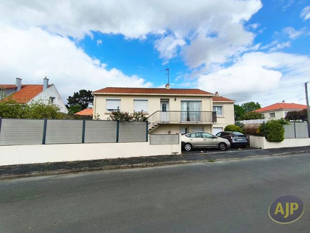 Maison Montaigu Vendee 7 pièce s 164 m2