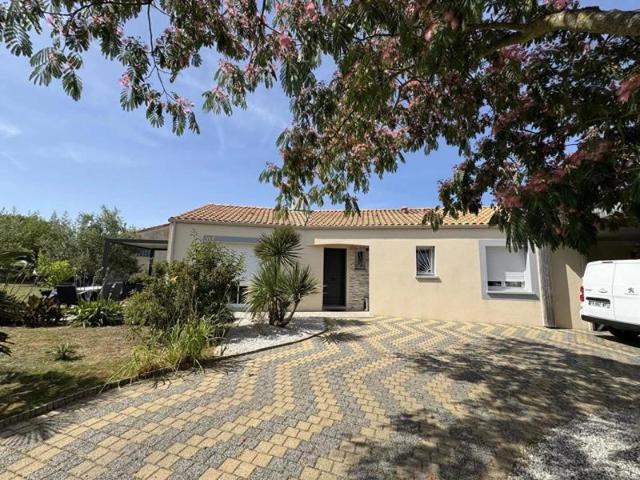 Maison Montbert 4 P. 3 Chs. 107,12 M². T 917 M². Garage. Pergola. Carport. Terrasses