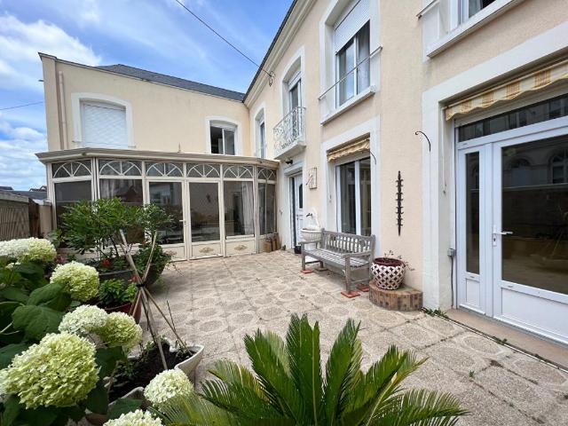 Maison Montval Sur Loir 8 pièce s 208 m²