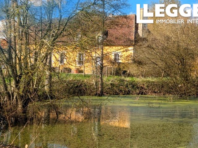 Maison Maugis, Logis de XVII ème. Propriété de charme avec ses communs sur 2H4 de prairie, belles vues.