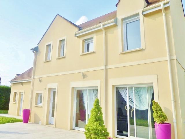 Maison meublée 6 pièces, 196,78 m2 hab, terrain env. 600 m2, garage.