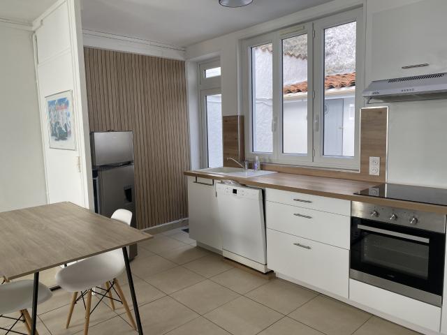 Maison meublée, centre ville COGNAC, en location avec deux terrasses 2 chambres et un bureau