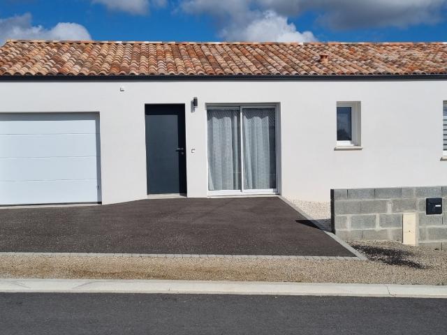 'Maison meublée récente 3 chambres avec garage et terrasse'