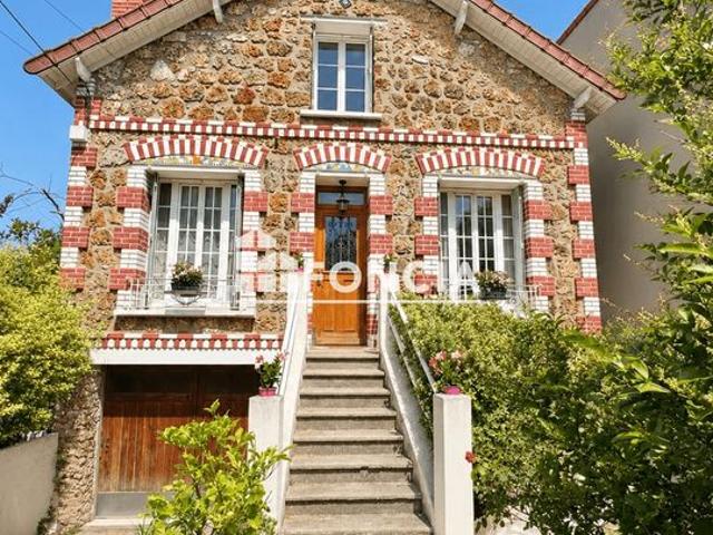 Maison Meulière lumineuse, 3 chambres dont 1 indépendante, jardin arboré sans vis à vis. Gare 8min à pied Paris St Lazare 13 min Idéale famille