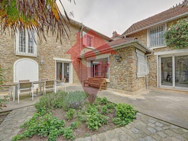 Maison meulière pleine de charme à fort potentiel située en