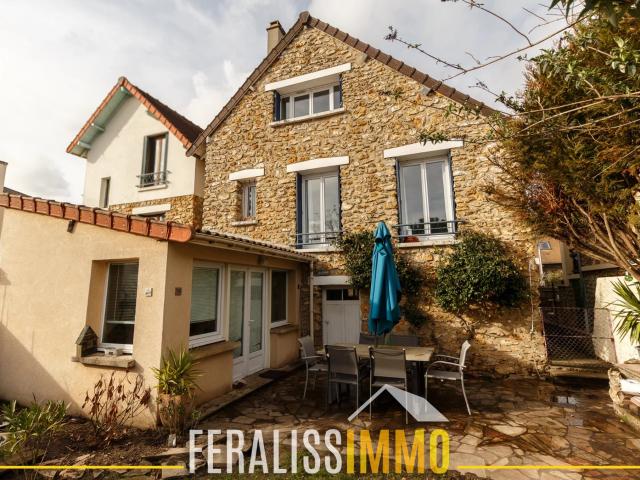 Maison meulière pleine de charme avec dépendance et jardin