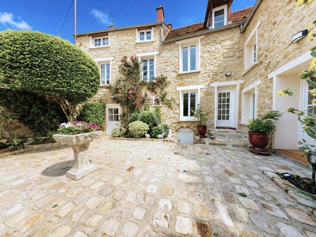 Maison Mezy Sur Seine, 250 m² habitables, parcelle 830 m², dépendance 50 m²
