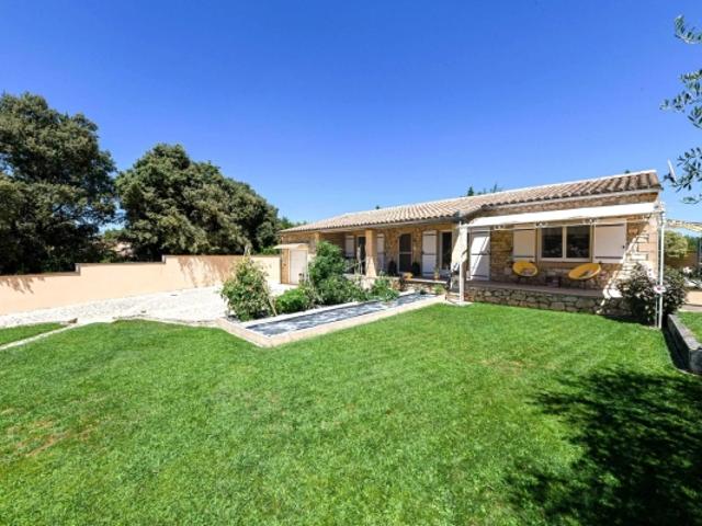 Maison méridionale de plain pied de 167 m² avec jardin et piscine à 3.5 km du centre d'Uzès