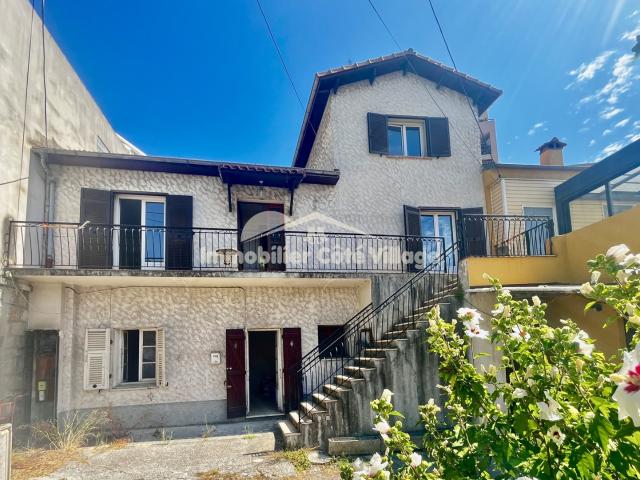 Maison mitoyenne avec 2 appartements, une cave et un garage