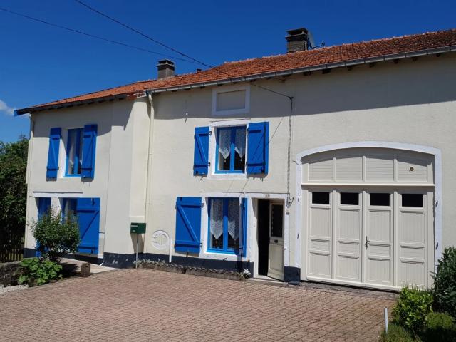 Maison mitoyenne avec grange et grand jardin en Haute Marne