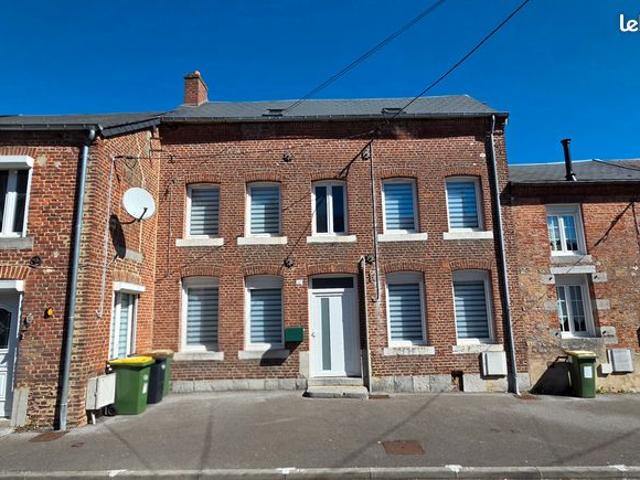 Maison mitoyenne à conforter située à Glageon