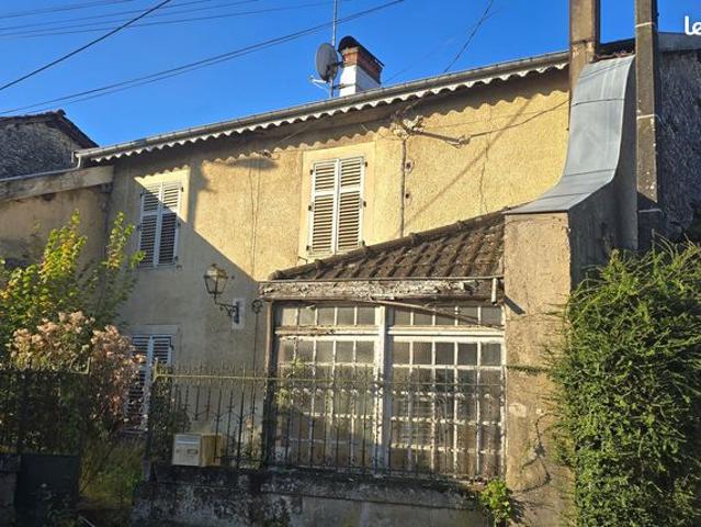 Maison mitoyenne a renover totalement avec grande parcelle a l'arriere