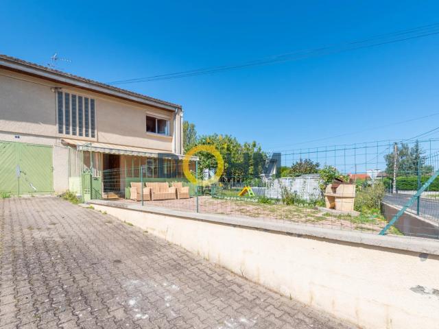 Maison mitoyenne à rénover avec jardin et garage Proche c