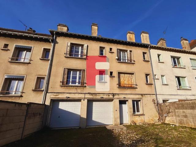 Maison mitoyenne accueillant deux logements, idéal pour les