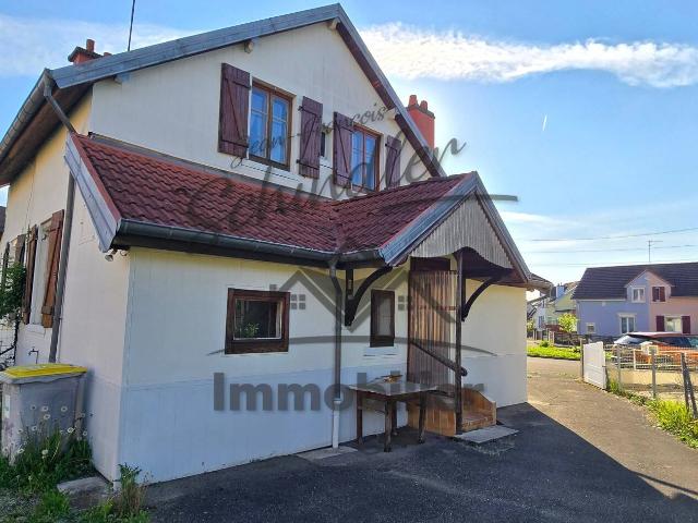 Maison mitoyenne d'un côté au calme