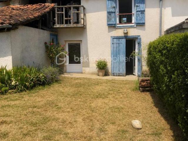 Maison mitoyenne de caractère avec un beau terrain et un garage