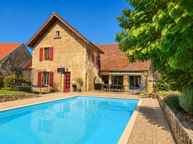 Maison mitoyenne de village avec 5 chambres et plus