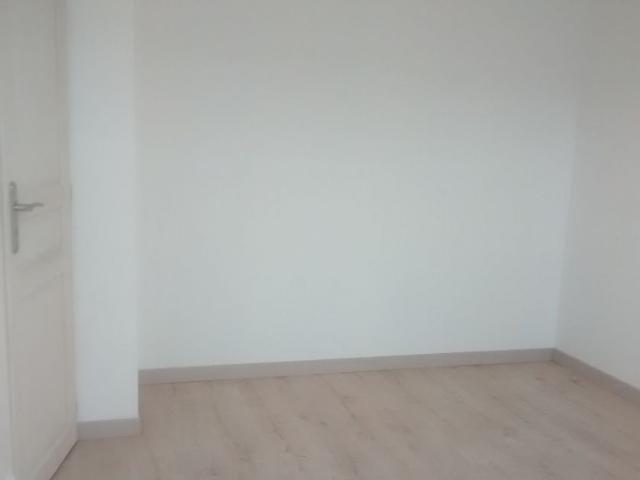 Maison mitoyenne de 59 m² comprenant séjour avec cuisine ouverte, 2 chambres, salle d'eau avec WC