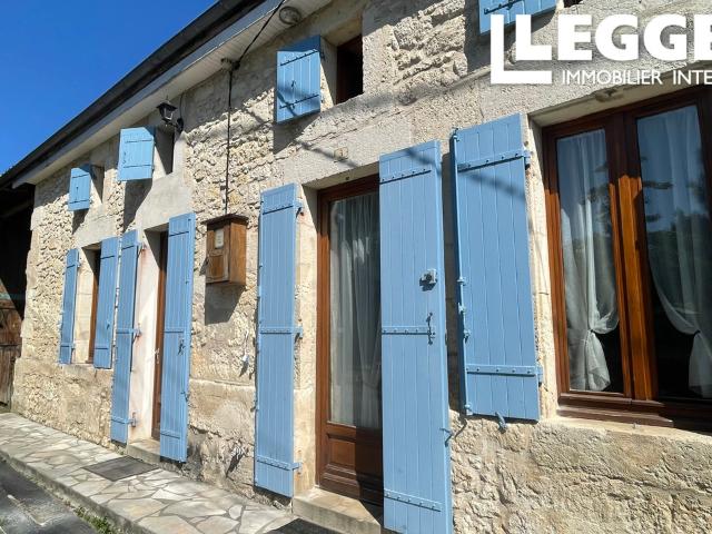 Maison mitoyenne en pierre, avec 3 chambres, cuisine, séjour, jardin et dépendances attenantes