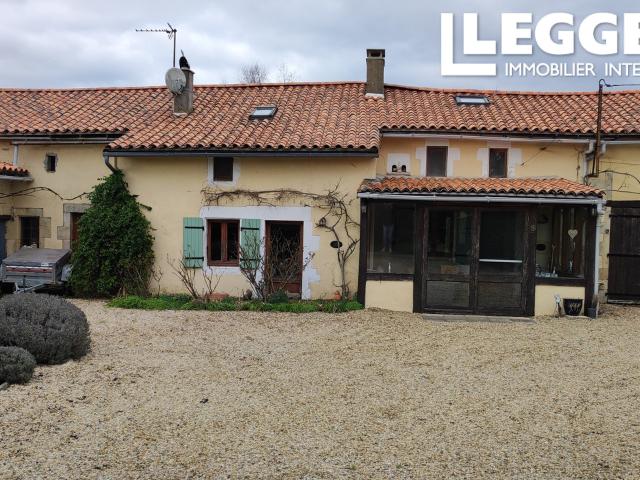 Maison mitoyenne en pierre de cinq chambres avec garage et jardin, située près du village de Chaunay