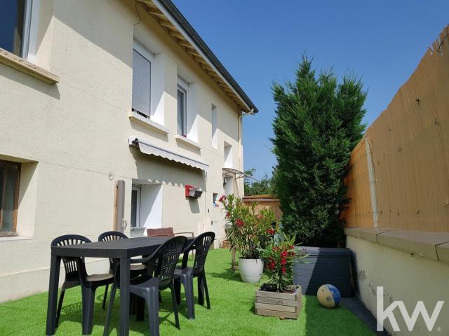 Maison mitoyenne en triplex SAINT GENEST LERPT