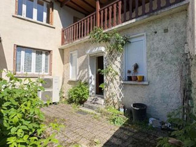 Maison mitoyenne fort potentiel avec terrasse