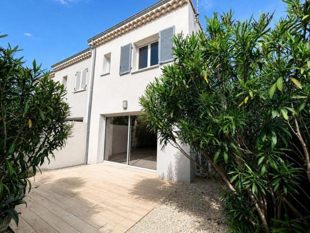 Maison mitoyenne récente proche commodités