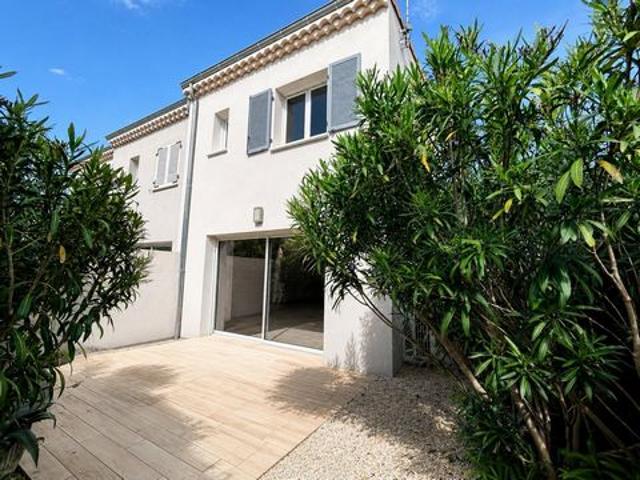 Maison mitoyenne récente proche commodités