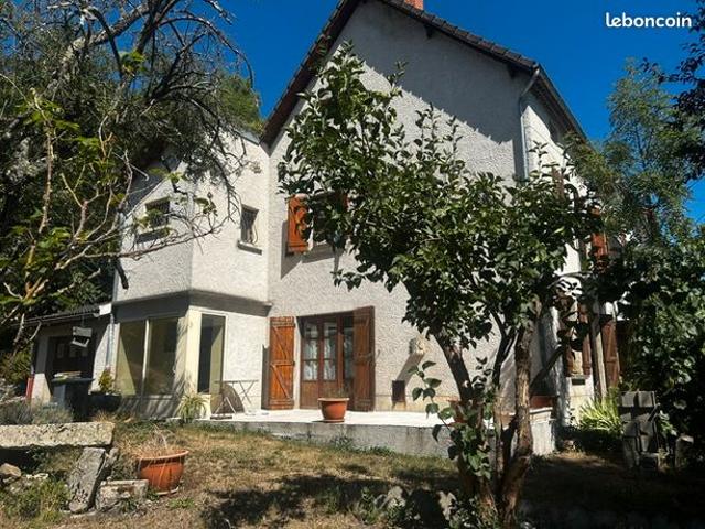 Maison mitoyenne sur un côté à cusset – à remettre au goût du jour –