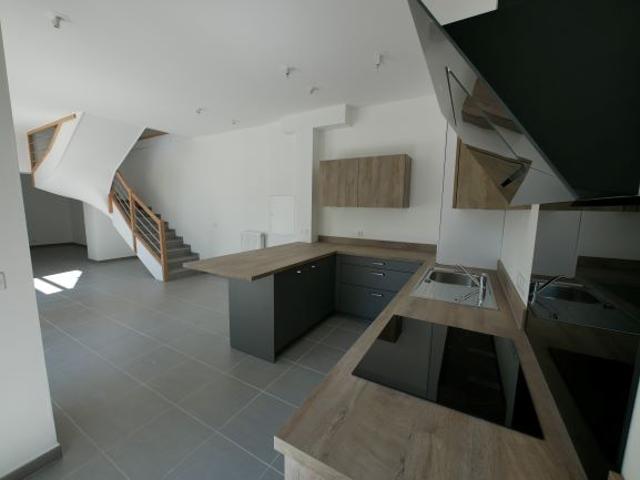 Maison mitoyenne sans vis à vis à louer à Annecy Le Vieux secteur Brogny