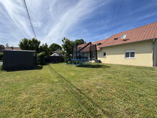 Maison mitoyenne, semi plain pied de 130 m2 habitable avec 5 Chambres, sur 851m2 de Terrain à LURE