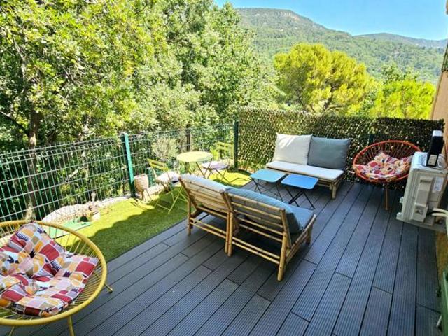 Maison mitoyenne totalement rénovée avec jardinet