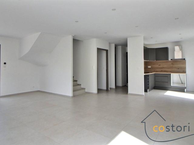 Maison mitoyenne 1 côté à louer, 4 pièces Draguignan 83300