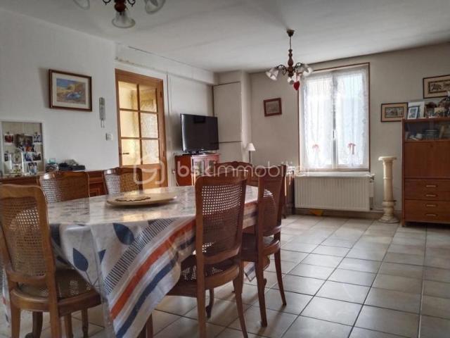 Maison mitoyenne 80 m² avec fort potentiel + jardin au calme