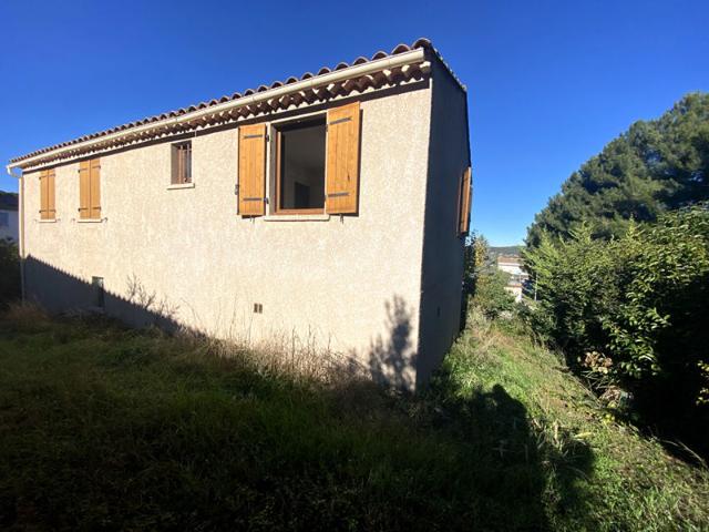Maison non mitoyenne idéalement située au coeur du village Simiane