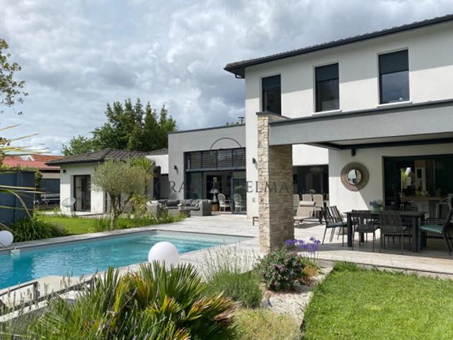 Maison non mitoyenne sur grande parcelle avec piscine et garage MÉRIGNAC