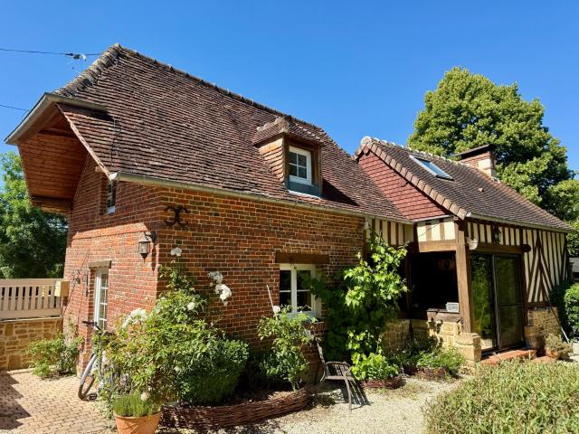 Maison normande de caractère avec étang privé Un écrin de nature au cœur du Pays d’Auge