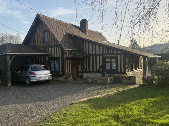 Maison normande sur un hectare de terrain avec dépendance