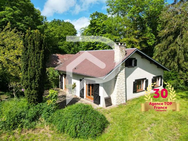 Maison de maçon nichée dans un cadre calme et verdoyant
