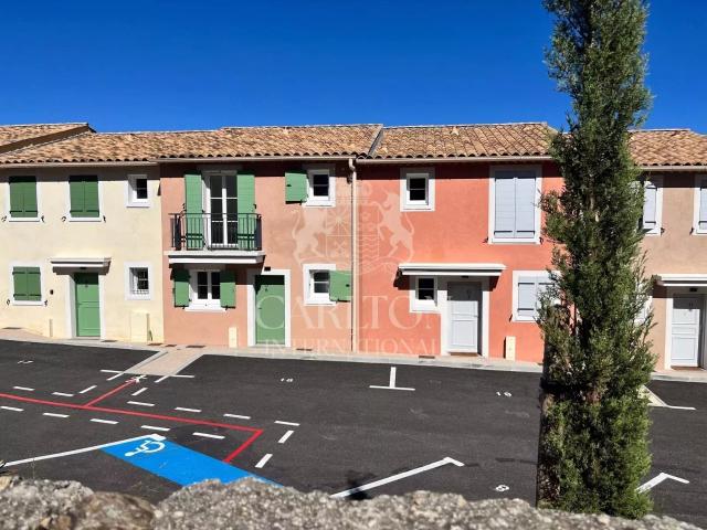 Maison neuve à La Garde Freinet avec vue, jardin, portail automatique et jacuzzi