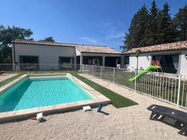 Maison neuve de plain pied avec piscine ! un cadre de vie privilégié !