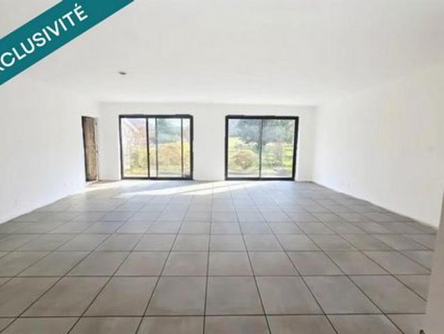 Maison neuve de plain pied, piscine et garage