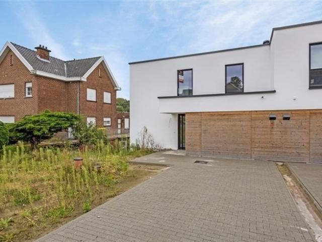 Maison neuve moderne et intemporelle dans un emplacement de