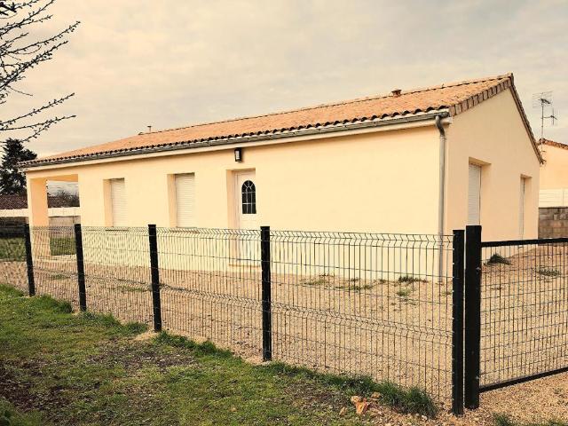 Maison neuve de plain pied de 101 m2 secteur Civray, 3 chambres, jardin