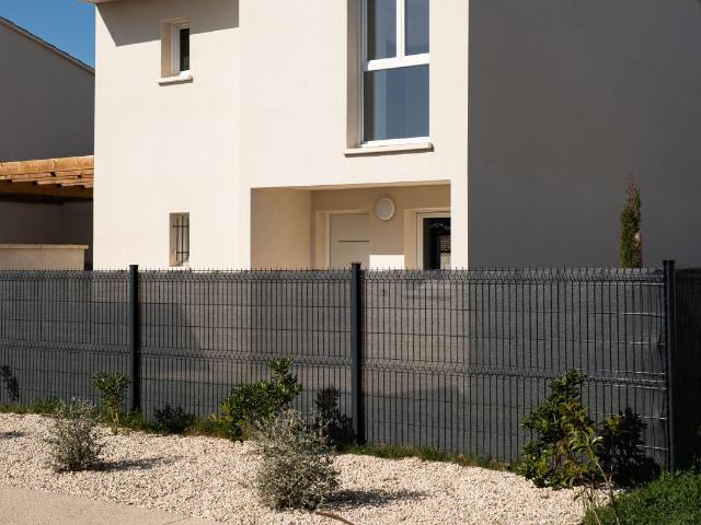 Maison neuve, quartier calme
