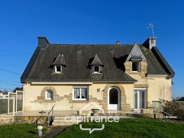 Maison néo bretonne 8 pièces – 140 m² habitables – Terrain clos 1019 m² – Garage – Hangar camping car – Saint Gonnery